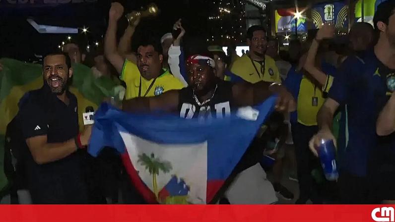 Adeptos brasileiros fazem a festa após triunfo sobre o Haiti no Mundial
