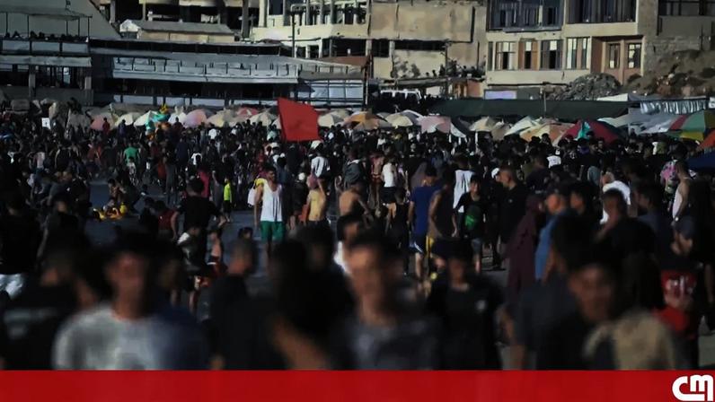 Habitantes de Gaza procuram refúgio na praia para escapar ao calor e à guerra