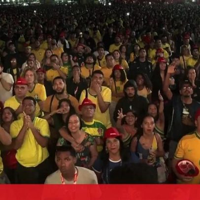 Adeptos brasileiros celebram vitória sobre o Haiti no Mundial