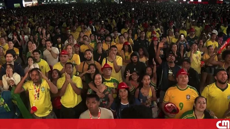 Adeptos brasileiros fazem a festa após triunfo sobre o Haiti no Mundial
