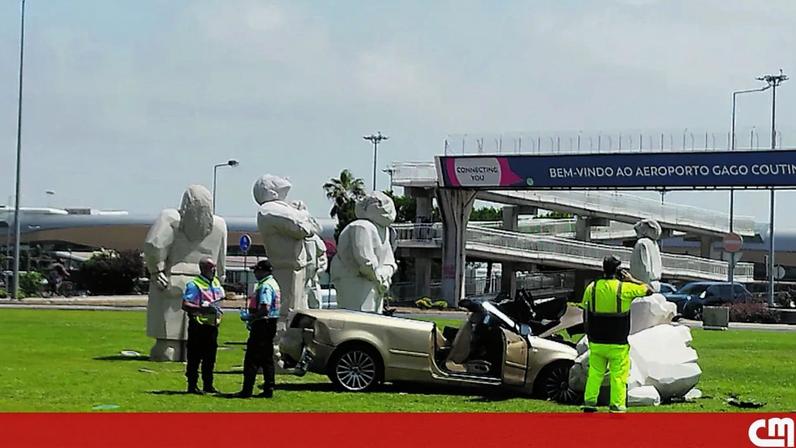 Condutor invade rotunda em Faro e derruba estátua de pedra