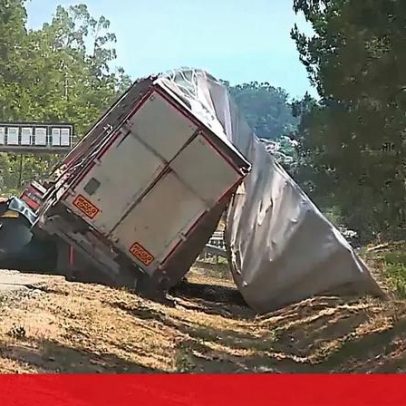 Camião de transporte de veículos despista-se na A1