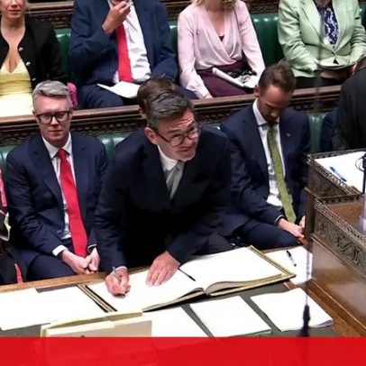 Ex-deputado Andy Burnham regressa ao Parlamento e mira liderança trabalhista