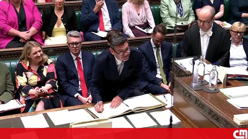 Ex-deputado Andy Burnham regressa ao Parlamento e mira liderança trabalhista