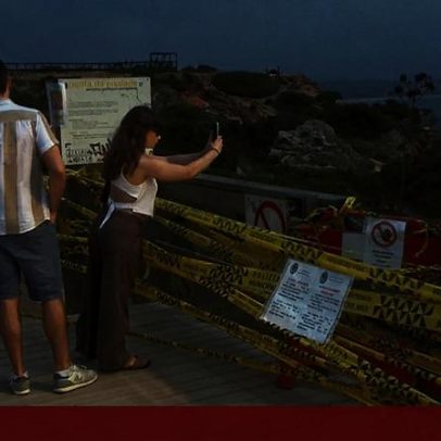 Turistas ignoram avisos e descem escadas perigosas para Praia do Camilo, Lagos