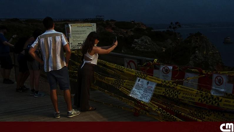 Turistas ignoram avisos e descem escadas perigosas para Praia do Camilo, Lagos