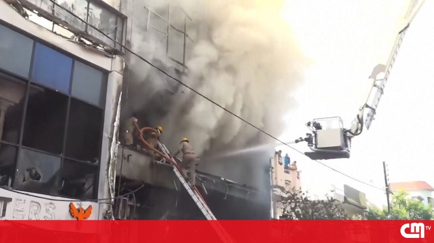 Incêndio em edifício na Índia deixa 14 mortos