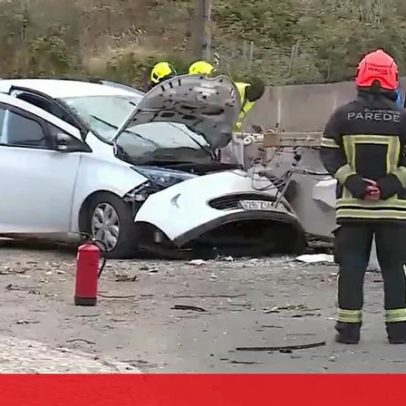Carro atingido por blocos de cimento grandes em Cascais, condutor ferido