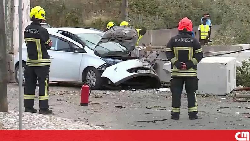 Carro atingido por blocos de cimento grandes em Cascais, condutor ferido