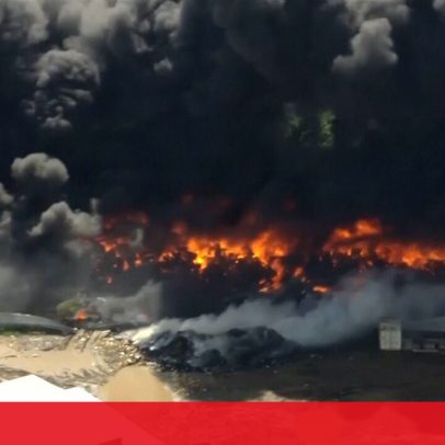Coluna de fumo negro cobre o céu de Houston após incêndio de grandes dimensões