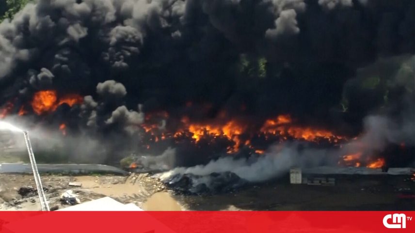 Imagem de uma coluna de fumo negro visível no céu de Houston após incêndio de grandes dimensões.
