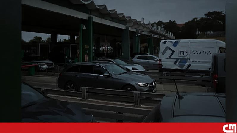 Três feridos em colisão na A5 em Oeiras; trânsito cortado