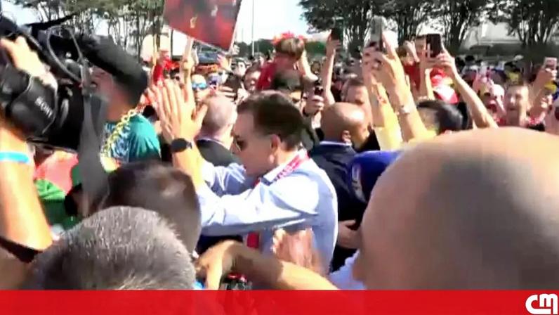 Luís Montenegro festeja com adeptos da Seleção Nacional no Texas horas antes do jogo entre Portugal e Uzbequistão