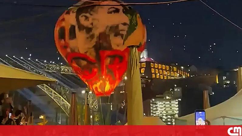 Balão de São João com cara de Cristiano Ronaldo lançado ao ar após vitória da Seleção Nacional