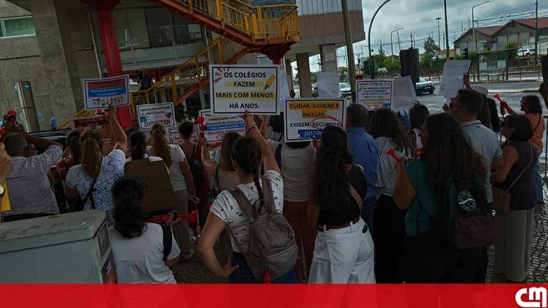 Protesto de mais de 50 pessoas exige verbas para colégios de ensino especial