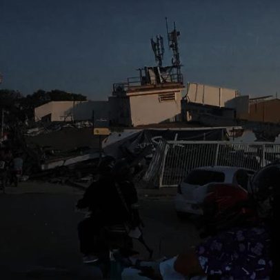 Percurso de mota mostra destruição causada pelos sismos em La Guaira