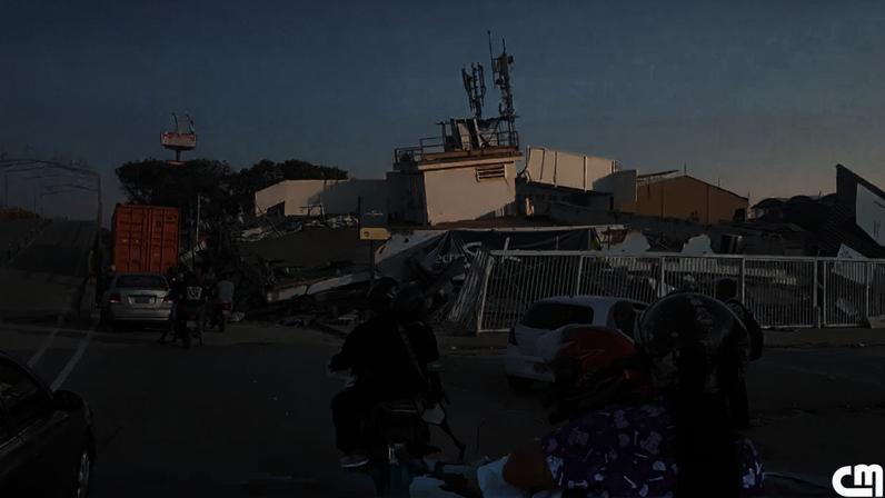 Percurso de mota mostra destruição causada pelos sismos em La Guaira