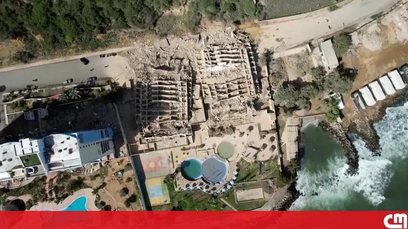 Edifícios destruídos por sismos numa cidade costeira da Venezuela
