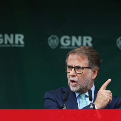 Militar da GNR dispara em cerimónia com ministro Luís Neves presente