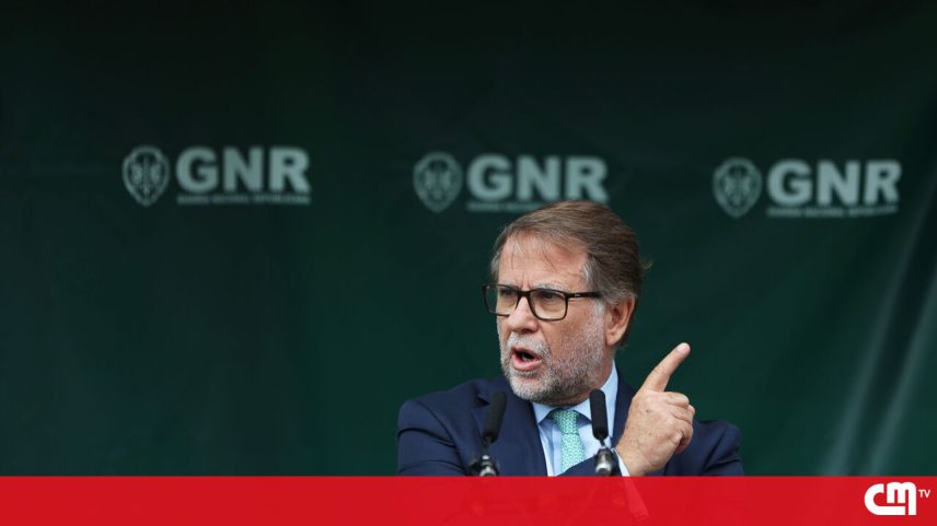 Militar da GNR dispara em cerimónia com ministro Luís Neves presente