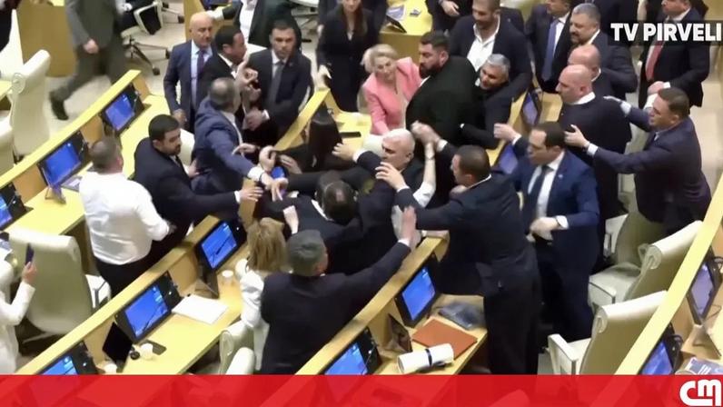 Confrontos entre deputados marcam discurso do primeiro-ministro no Parlamento georgiano