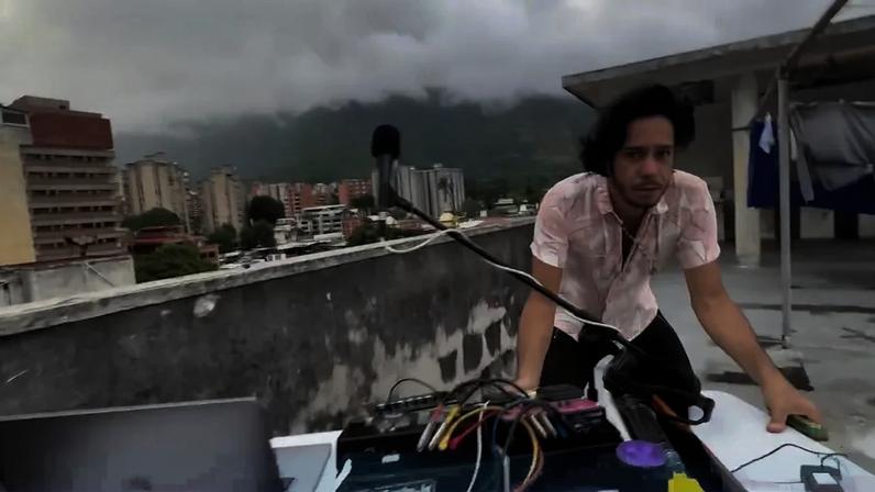 Victor Bolívar no terraço de Caracas, Venezuela, enquanto o prédio ao fundo desaba durante sismo