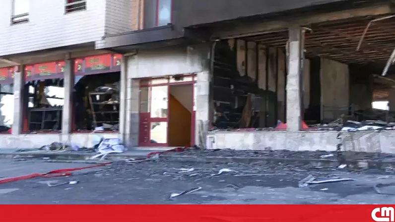 Casas localizadas nos andares superiores do prédio foram atingidas pelas chamas e sofreram danos.