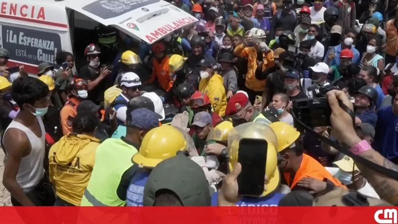 Equipas norte-americanas resgatam homem dos escombros quatro dias após os sismos que abalaram a Venezuela