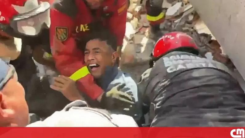 Palmas e emoção no momento em que homem é resgatado dos escombros na Venezuela