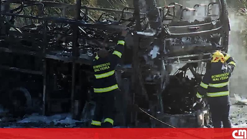 Dois feridos em incêndio de autocarro na A8 em Loures