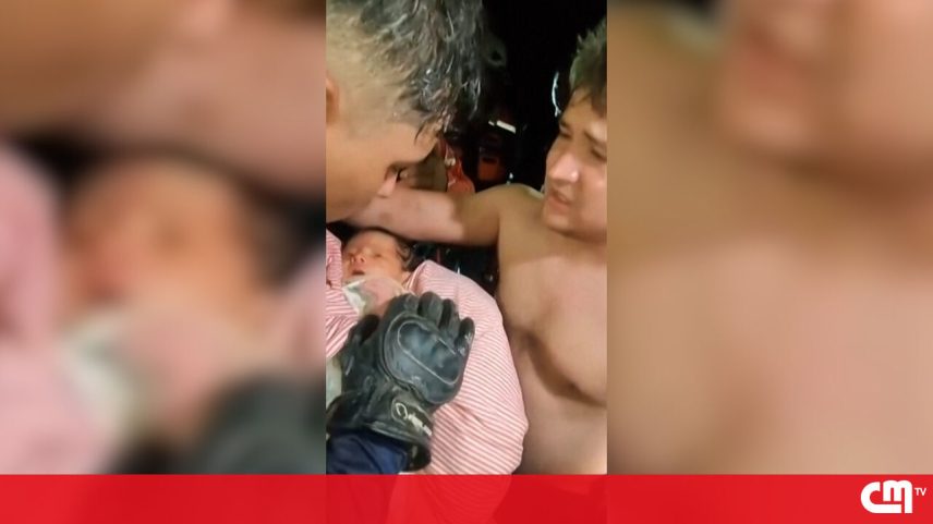 Mãe e um bebê recém-nascido sendo resgatados dos escombros de um prédio na Venezuela.