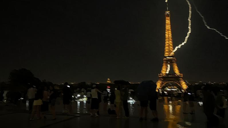 Imagem mostra raios a atingir a Torre Eiffel durante tempestade que atravessou Paris