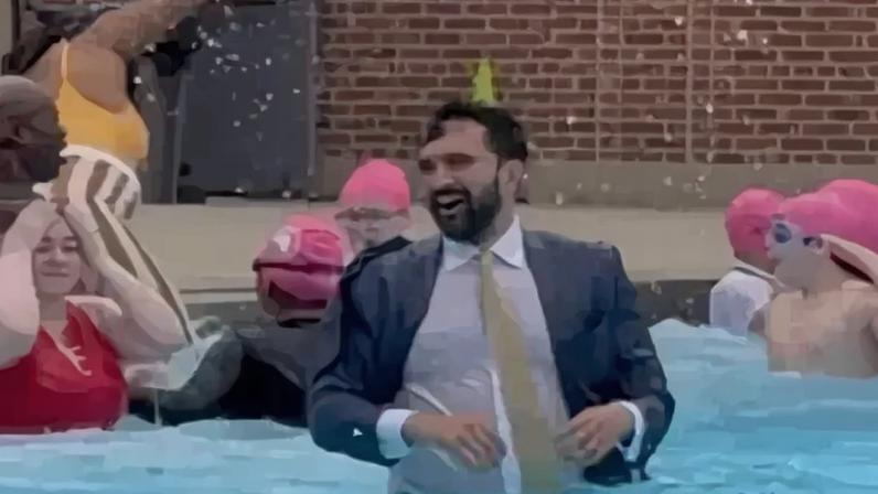 Presidente da Câmara de Nova Iorque mergulha de fato para assinalar abertura de piscinas ao ar livre da cidade