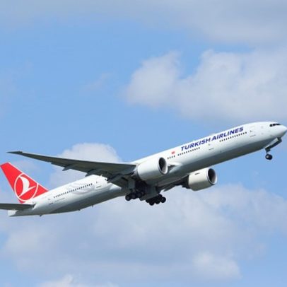 Avião com 267 a bordo colide com torre de radar na Turquia
