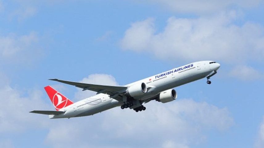 Avião com 267 a bordo colide com torre de radar na Turquia