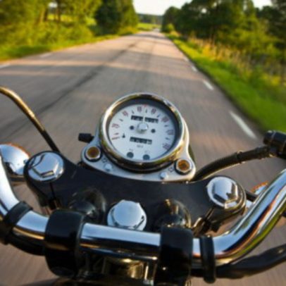 Bebé a atravessar a avenida de madrugada é salvo por motociclista no Brasil