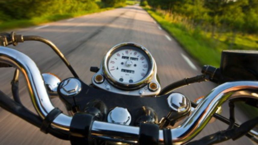 Bebé a atravessar a avenida de madrugada é salvo por motociclista no Brasil