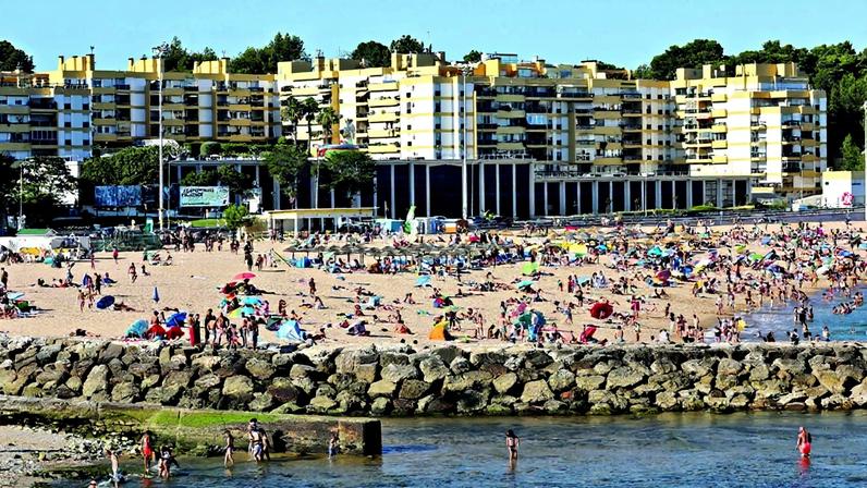 Poluição impede acesso à Praia de Santo Amaro de Oeiras