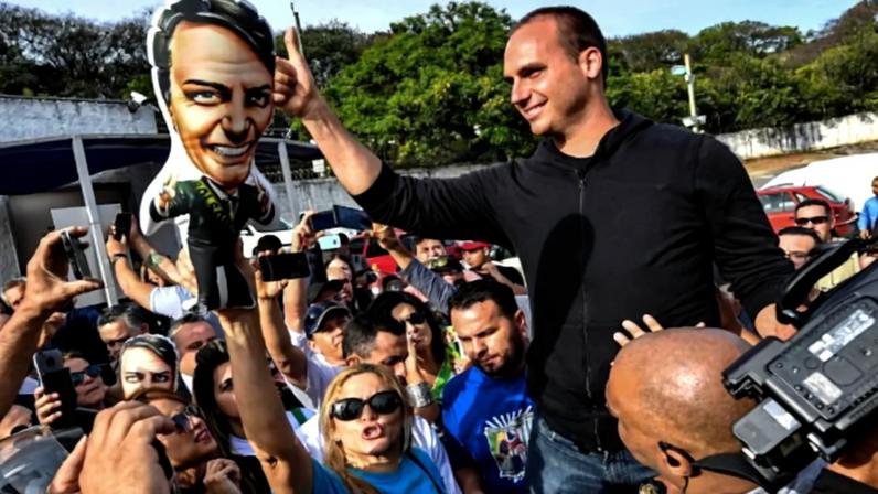 Eduardo Bolsonaro condenado a 4 anos e 2 meses de prisão por coação a juízes