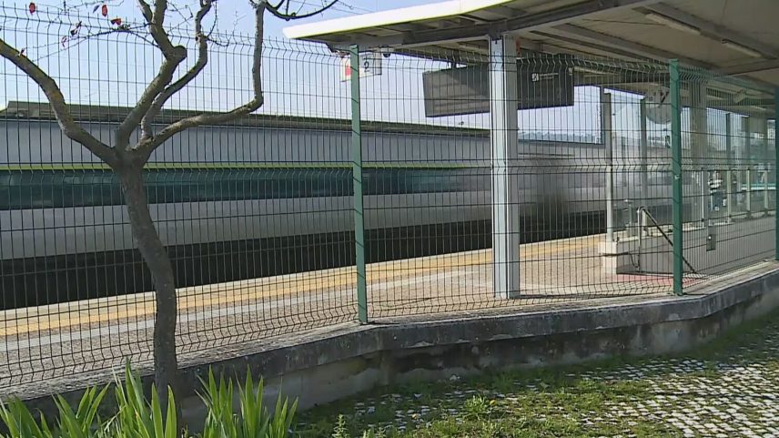 Homem morre atropelado por comboio na estação de Caxarias, Ourém