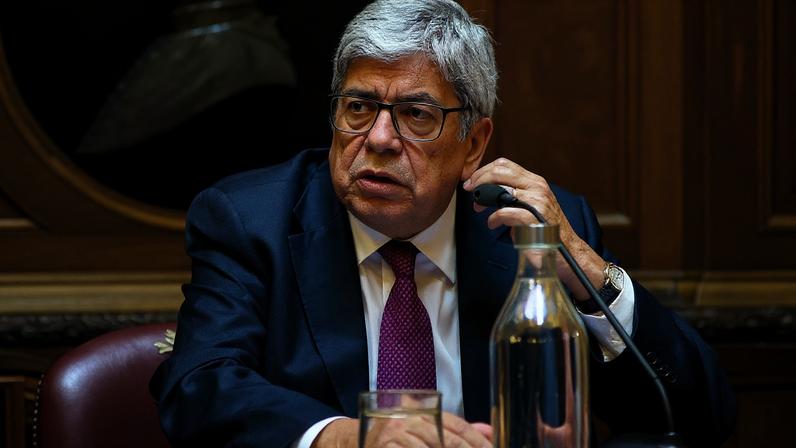 Ferro Rodrigues pede ao PS rejeitar a proposta do Governo para o OE 2027