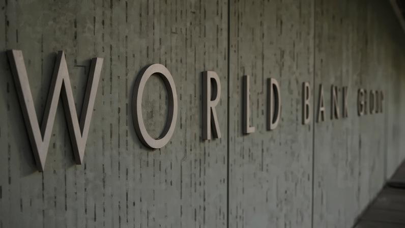 Banco Mundial prevê desaceleração do crescimento global para 2,5% em 2026