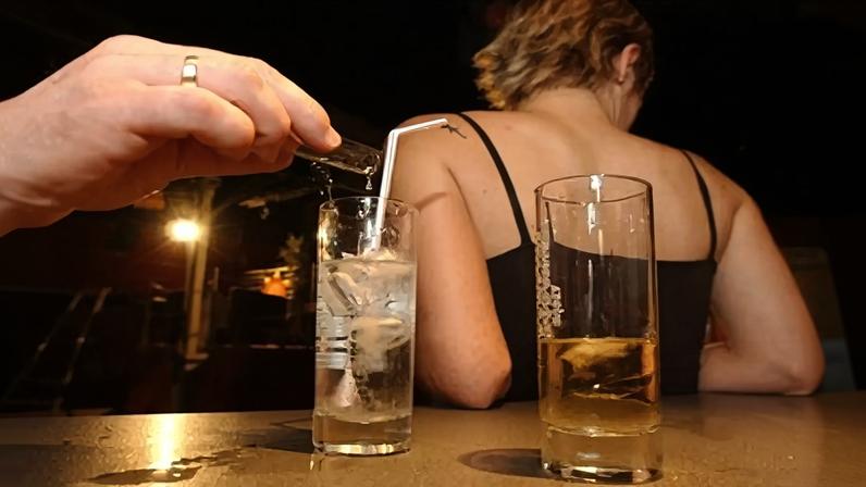 PJ alerta para novas drogas de violação colocadas em bebidas