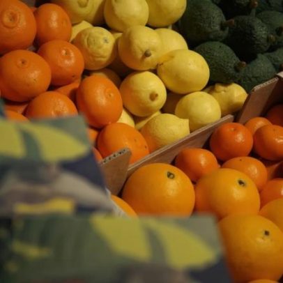 Frutas no jantar melhoram controlo da glicose em adultos obesos