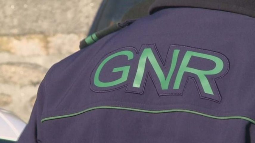 Fugitivos em carro furtado abalroam três viaturas da GNR e ficam feridos no hospital