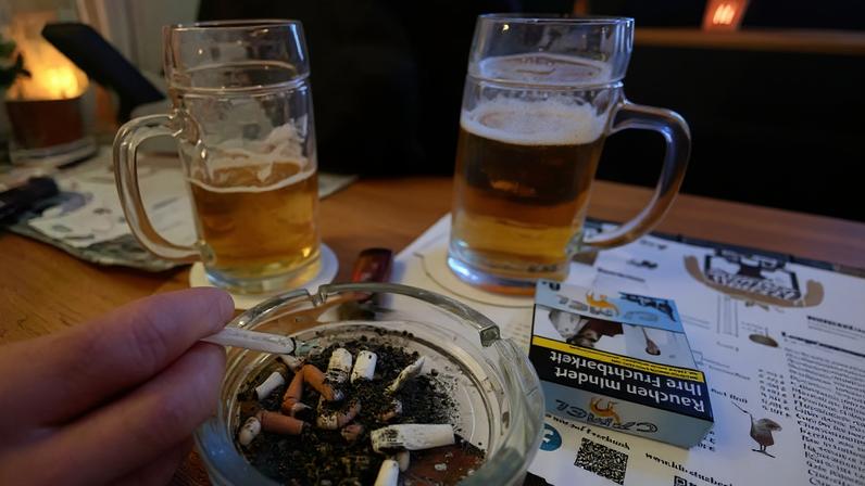 Quase 1,5 milhões bebem álcool e 1,3 milhões fumam em Portugal