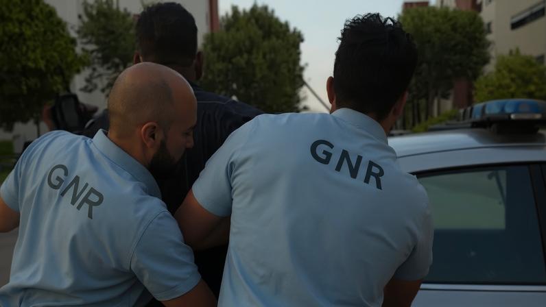 Família cerca e agride dois GNR e um PSP de folga em Sesimbra