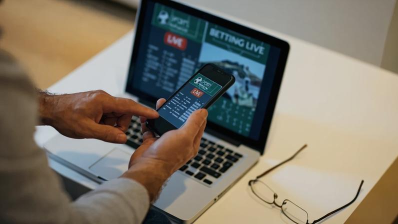 Autoridades e Hong Kong detiveram esta sexta-feira 19 pessoas por manipulação de jogos de futebol e apostas ilegais