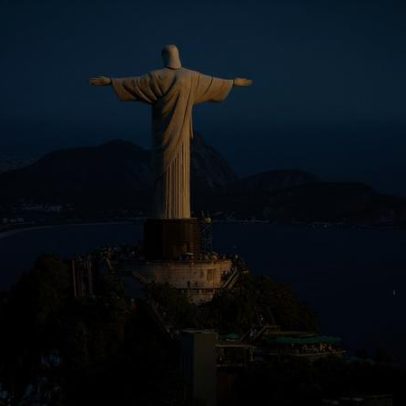 Dois helicópteros colidem, explodem e caem no Rio; pelo menos cinco mortos