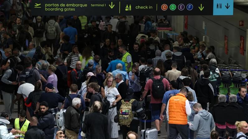 Filas no aeroporto afetam turismo; impacto na economia é temporário